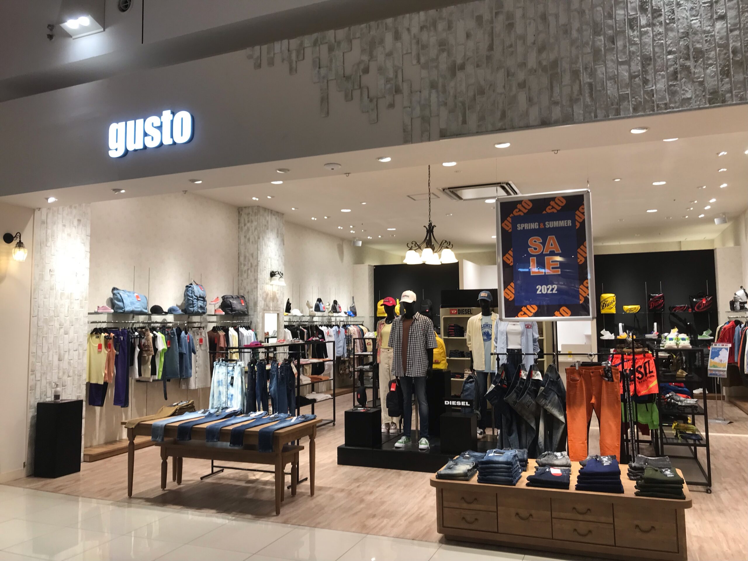 gusto TENDO、グスト天童店の店舗外観2